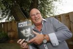 Vinkeveen 9 september 2014
Presentatie Andre Hazes boek geschreven door Jos v Zoelen. Eerste boek wordt uitgerekt door Andy v d Meyde in de plashoeve.