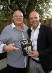 Vinkeveen 9 september 2014
Presentatie Andre Hazes boek geschreven door Jos v Zoelen. Eerste boek wordt uitgerekt door Andy v d Meyde in de plashoeve.