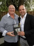 Vinkeveen 9 september 2014
Presentatie Andre Hazes boek geschreven door Jos v Zoelen. Eerste boek wordt uitgerekt door Andy v d Meyde in de plashoeve.