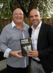 Vinkeveen 9 september 2014
Presentatie Andre Hazes boek geschreven door Jos v Zoelen. Eerste boek wordt uitgerekt door Andy v d Meyde in de plashoeve.