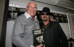 Vinkeveen 9 september 2014
Presentatie Andre Hazes boek geschreven door Jos v Zoelen. Eerste boek wordt uitgerekt door Andy v d Meyde in de plashoeve.
