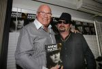Vinkeveen 9 september 2014
Presentatie Andre Hazes boek geschreven door Jos v Zoelen. Eerste boek wordt uitgerekt door Andy v d Meyde in de plashoeve.