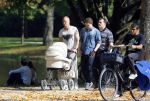 Amsterdam 15 september 2014
 Kolbeinn Sigthorsson achter de kinderwagen in het vondelpark met vrienden en zijn vriendin