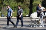 Amsterdam 15 september 2014
 Kolbeinn Sigthorsson achter de kinderwagen in het vondelpark met vrienden en zijn vriendin