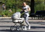 Amsterdam 15 september 2014
 Kolbeinn Sigthorsson achter de kinderwagen in het vondelpark met vrienden en zijn vriendin
