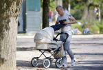 Amsterdam 15 september 2014
 Kolbeinn Sigthorsson achter de kinderwagen in het vondelpark met vrienden en zijn vriendin