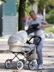 Amsterdam 15 september 2014
 Kolbeinn Sigthorsson achter de kinderwagen in het vondelpark met vrienden en zijn vriendin