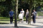 Amsterdam 15 september 2014
 Kolbeinn Sigthorsson achter de kinderwagen in het vondelpark met vrienden en zijn vriendin