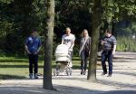 Amsterdam 15 september 2014
 Kolbeinn Sigthorsson achter de kinderwagen in het vondelpark met vrienden en zijn vriendin