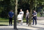 Amsterdam 15 september 2014
 Kolbeinn Sigthorsson achter de kinderwagen in het vondelpark met vrienden en zijn vriendin