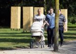 Amsterdam 15 september 2014
 Kolbeinn Sigthorsson achter de kinderwagen in het vondelpark met vrienden en zijn vriendin