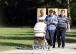 Amsterdam 15 september 2014
 Kolbeinn Sigthorsson achter de kinderwagen in het vondelpark met vrienden en zijn vriendin