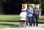 Amsterdam 15 september 2014
 Kolbeinn Sigthorsson achter de kinderwagen in het vondelpark met vrienden en zijn vriendin