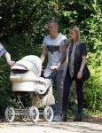 Amsterdam 15 september 2014
 Kolbeinn Sigthorsson achter de kinderwagen in het vondelpark met vrienden en zijn vriendin
