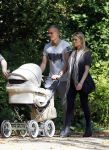 Amsterdam 15 september 2014
 Kolbeinn Sigthorsson achter de kinderwagen in het vondelpark met vrienden en zijn vriendin