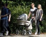 Amsterdam 15 september 2014
 Kolbeinn Sigthorsson achter de kinderwagen in het vondelpark met vrienden en zijn vriendin