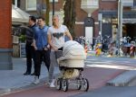 Amsterdam 15 september 2014
 Kolbeinn Sigthorsson achter de kinderwagen in het vondelpark met vrienden en zijn vriendin