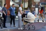 Amsterdam 15 september 2014
 Kolbeinn Sigthorsson achter de kinderwagen in het vondelpark met vrienden en zijn vriendin