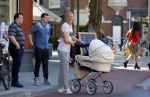 Amsterdam 15 september 2014
 Kolbeinn Sigthorsson achter de kinderwagen in het vondelpark met vrienden en zijn vriendin