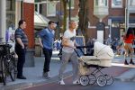Amsterdam 15 september 2014
 Kolbeinn Sigthorsson achter de kinderwagen in het vondelpark met vrienden en zijn vriendin