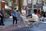 Amsterdam 15 september 2014
 Kolbeinn Sigthorsson achter de kinderwagen in het vondelpark met vrienden en zijn vriendin