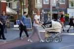 Amsterdam 15 september 2014
 Kolbeinn Sigthorsson achter de kinderwagen in het vondelpark met vrienden en zijn vriendin