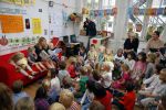 Amsterdam 9 september 2014
Lieke v Lexmond leest voor uit woeze; en pip op basisschool in Amsterdam.
Lieke is hoogzwanger.