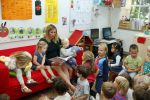 Amsterdam 9 september 2014
Lieke v Lexmond leest voor uit woeze; en pip op basisschool in Amsterdam.
Lieke is hoogzwanger.