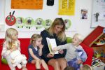 Amsterdam 9 september 2014
Lieke v Lexmond leest voor uit woeze; en pip op basisschool in Amsterdam.
Lieke is hoogzwanger.