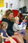 Amsterdam 9 september 2014
Lieke v Lexmond leest voor uit woeze; en pip op basisschool in Amsterdam.
Lieke is hoogzwanger.