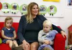 Amsterdam 9 september 2014
Lieke v Lexmond leest voor uit woeze; en pip op basisschool in Amsterdam.
Lieke is hoogzwanger.