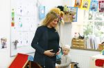 Amsterdam 9 september 2014
Lieke v Lexmond leest voor uit woeze; en pip op basisschool in Amsterdam.
Lieke is hoogzwanger.