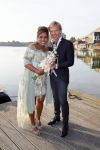 Amstelveen 15 september 2014
Patty Brard en Antoine van de Vijver trouwen bij restaurant aan de Poel in Amstelveen. Ze kwamen er met een boot aanvaren.