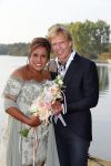 Amstelveen 15 september 2014
Patty Brard en Antoine van de Vijver trouwen bij restaurant aan de Poel in Amstelveen. Ze kwamen er met een boot aanvaren.