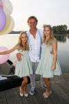 Amstelveen 15 september 2014
Patty Brard en Antoine van de Vijver trouwen bij restaurant aan de Poel in Amstelveen. Ze kwamen er met een boot aanvaren.