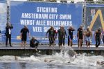 Amsterdam 6 september 2015
ALS Amsterdam City Swim in de grachten van Amsterdam met veel bekende nederlanders.
Beau v Erven Dorens wordt bij finish opgewacht door zijn vrouw Selly en hun 4 zoons
