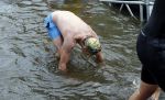 Amsterdam 6 september 2015
ALS Amsterdam City Swim in de grachten van Amsterdam met veel bekende nederlanders.
Beau v Erven Dorens wordt bij finish opgewacht door zijn vrouw Selly en hun 4 zoons