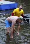 Amsterdam 6 september 2015
ALS Amsterdam City Swim in de grachten van Amsterdam met veel bekende nederlanders.
Beau v Erven Dorens wordt bij finish opgewacht door zijn vrouw Selly en hun 4 zoons