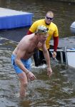 Amsterdam 6 september 2015
ALS Amsterdam City Swim in de grachten van Amsterdam met veel bekende nederlanders.
Beau v Erven Dorens wordt bij finish opgewacht door zijn vrouw Selly en hun 4 zoons