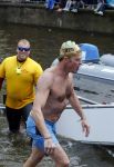 Amsterdam 6 september 2015
ALS Amsterdam City Swim in de grachten van Amsterdam met veel bekende nederlanders.
Beau v Erven Dorens wordt bij finish opgewacht door zijn vrouw Selly en hun 4 zoons