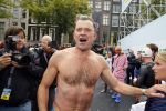 Amsterdam 6 september 2015
ALS Amsterdam City Swim in de grachten van Amsterdam met veel bekende nederlanders.
Beau v Erven Dorens wordt bij finish opgewacht door zijn vrouw Selly en hun 4 zoons