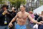 Amsterdam 6 september 2015
ALS Amsterdam City Swim in de grachten van Amsterdam met veel bekende nederlanders.
Beau v Erven Dorens wordt bij finish opgewacht door zijn vrouw Selly en hun 4 zoons