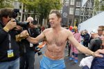 Amsterdam 6 september 2015
ALS Amsterdam City Swim in de grachten van Amsterdam met veel bekende nederlanders.
Beau v Erven Dorens wordt bij finish opgewacht door zijn vrouw Selly en hun 4 zoons