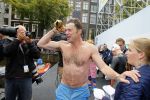 Amsterdam 6 september 2015
ALS Amsterdam City Swim in de grachten van Amsterdam met veel bekende nederlanders.
Beau v Erven Dorens wordt bij finish opgewacht door zijn vrouw Selly en hun 4 zoons