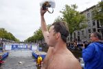 Amsterdam 6 september 2015
ALS Amsterdam City Swim in de grachten van Amsterdam met veel bekende nederlanders.
Beau v Erven Dorens wordt bij finish opgewacht door zijn vrouw Selly en hun 4 zoons