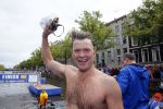Amsterdam 6 september 2015
ALS Amsterdam City Swim in de grachten van Amsterdam met veel bekende nederlanders.
Beau v Erven Dorens wordt bij finish opgewacht door zijn vrouw Selly en hun 4 zoons
