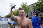 Amsterdam 6 september 2015
ALS Amsterdam City Swim in de grachten van Amsterdam met veel bekende nederlanders.
Beau v Erven Dorens wordt bij finish opgewacht door zijn vrouw Selly en hun 4 zoons