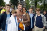 Amsterdam 6 september 2015
ALS Amsterdam City Swim in de grachten van Amsterdam met veel bekende nederlanders.
Beau v Erven Dorens wordt bij finish opgewacht door zijn vrouw Selly en hun 4 zoons
