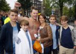 Amsterdam 6 september 2015
ALS Amsterdam City Swim in de grachten van Amsterdam met veel bekende nederlanders.
Beau v Erven Dorens wordt bij finish opgewacht door zijn vrouw Selly en hun 4 zoons
