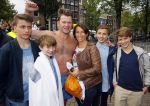 Amsterdam 6 september 2015
ALS Amsterdam City Swim in de grachten van Amsterdam met veel bekende nederlanders.
Beau v Erven Dorens wordt bij finish opgewacht door zijn vrouw Selly en hun 4 zoons
